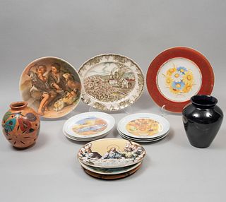 Lote de 12 platos decorativos y 2 floreros. Diferentes orígenes y diseños. Siglo XX. Elaborados en porcelana y cerámica.