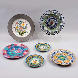 Lote de platos decorativos. Puebla, México, siglo XX. 2 Elaborados en talavera, cerámica vidriada, porcelana y terracota. Pz: 6