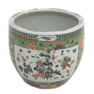Pecera. Origen oriental. Siglo XX. Elaborada en porcelana. Decorada con elementos vegetales, florales, orgánicos, etc. 40 x 46 cm.