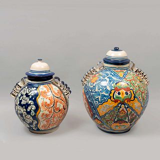 Lote de 2 tibores. México. Siglo XX. Elaborados en cerámica.  Decorados con motivos vegetales, geométricos y orgánicos. 44 cm. (mayor)