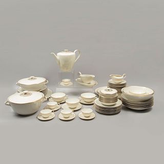 Servicio abierto de vajilla. Alemania. Siglo XX. Elaborada en porcelana de Bavaria. Marca Hutschenreuther. Piezas: 131.