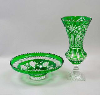 Florero y frutero. Checoslovaquia. Siglo XX. Elaborados en cristal de Bohemia color verde. Decorados con elementos facetados.