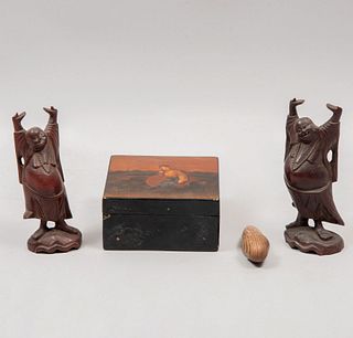 Lote mixto de 4 piezas. Origen oriental y europeo. Siglo XX. En talla de madera Consta de: gusano de juguete, caja y 2 Budas.