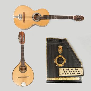 Lote de 3 instrumentos musicales. Origen americano. Siglo XX. Elaborados en madera y metal. Consta de: arpa, mandolina y guitarra.