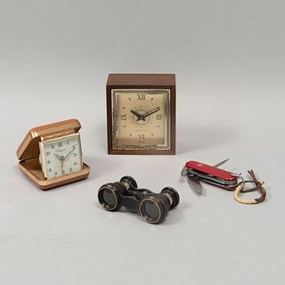 Lote de artículos de exploración. Estados Unidos y Suiza. S XX. Consta de: Relojes de viaje (2 piezas), Navaja Victorinox, Vinoculares.