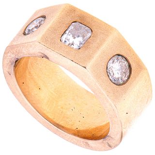 Ring in 14k yellow gold and 3 diamonds ~1.10 ct. Clarity: VS2-SI2. Weight: 23.7 g. Size: 8 ¾
