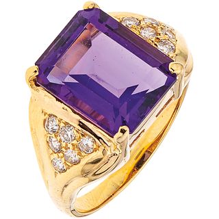 RING WITH AMETHYST AND DIAMONDS. 14K YELLOW GOLD