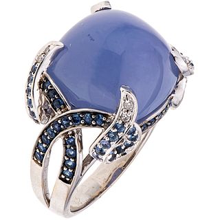 CHALCEDONY, SAPPHIRES AND DIAMONDS RING. 18K WHITE GOLD