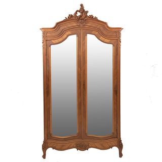 Armario. Francia. Siglo XX. Estilo Luis XV. En talla de madera de nogal. Con 2 puertas abatibles con espejos. 253 x 137 x 55 cm.