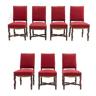 Lote de 7 sillas. Francia. SXX. Estilo Enrique II. En madera de nogal. Con respaldos cerrados y asientos en tapicería color rojo.