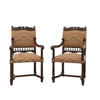 Par de sillones. Francia. Siglo XX. En talla de madera de roble. Con respaldos cerrados y asientos en tapicería color ocre.
