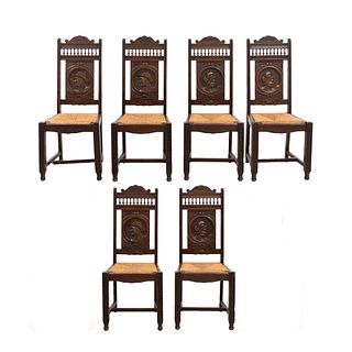 Lote de 6 sillas. Francia. Siglo XX. Estilo Bretón. En talla de madera de roble Con respaldos semiabiertos y asientos de palma.