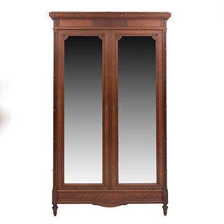 Armario. Francia. Siglo XX. En talla de madera de roble. Con 2 puertas abatibles con espejo de luna irregular. 229 x 137 x 50 cm