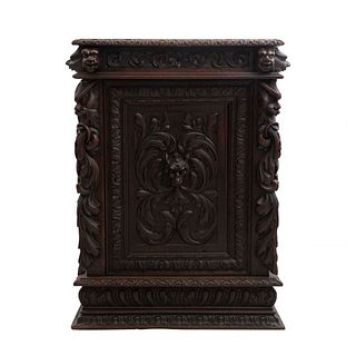 Alacena. Francia. Siglo XX. En talla de madera de roble. Con cajón, puerta abatible y soporte tipo zócalo. 118 x 80 x 43 cm.