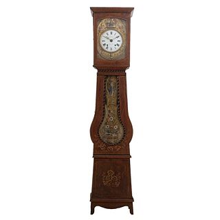 Reloj Grandfather. Francia. Siglo XX. Estilo Luis XV. En talla madera nogal. Mecanismo de cuerda y péndulo. 235 x 49 x 25 cm.