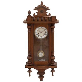 Reloj de pared. Francia. Siglo XX. En talla de madera de nogal. Mecanismo de cuerda y péndulo. 87 x 32 x 18 cm