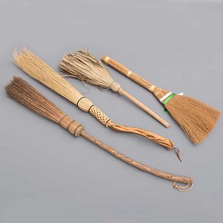 Lot of miniature brooms. Varying origins and designs. 20th century. Made in wood and palm. 35.4 x 3.9" (90 x 10 cm) maximum size