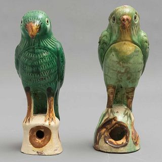 Pair of parakeets. Early 20th century. In the manner of the India Company. Made of polychrome terracotta. 8.6" (22 cm)