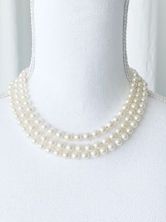 Fresh water Pearls Necklace with Diamonds and green Emerald clasp