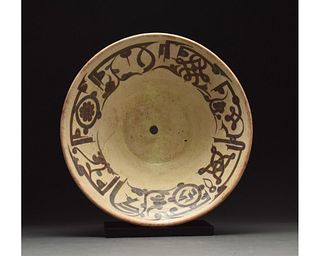 MEDIEVAL ISLAMIC TERRACOTTA PLATE WITH CALIGRAPHY