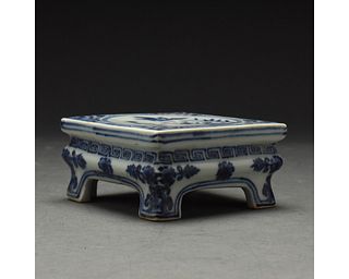 A BLUE AND WHITE PORCELAIN TRAY, CHINA