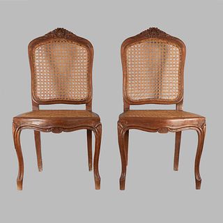 Par de sillas. Siglo XX. Estilo victoriano. En talla de madera. Con respaldos y asientos de bejuco, fustes y soportes semicurvos.