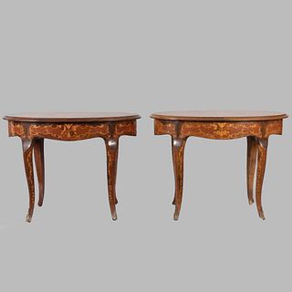 Par de mesas laterales. SXX. En talla de madera. Con cubiertas ovales, soportes semicurvos y soportes con casquillos. 55 x 65 x 40 cm
