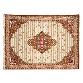 Tapete. Persia, siglo XX. Estilo Mashad. Elaborado en fibras sintéticas y algodón. Con medallón central. 350 x 250 cm