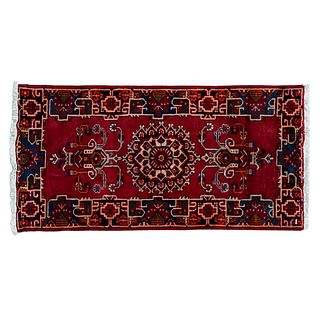 Tapete.  Irán, siglo XX. Estilo Tabriz. Elaborado en fibras de lana y algodón. Decorado con motivos florales y orgánicos.
