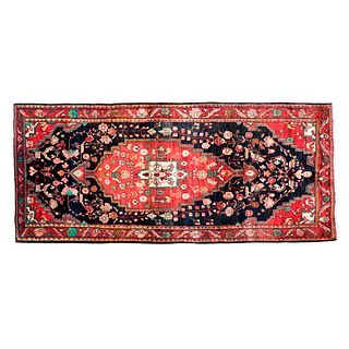 Tapete de pasillo. Persia, siglo XX. Estilo Tabriz. Elaborado en fibras de lana y algodón. Decorado con medallón central.