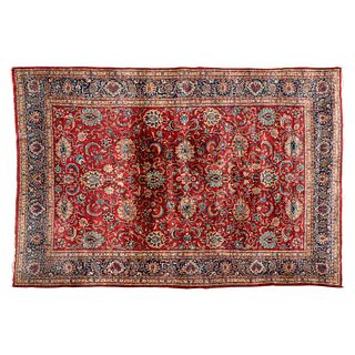 Tapete. Persia, siglo XX. Estilo Mashad. Elaborada en fibras de lana y algodón. Decorada con elementos vegetales y florales.