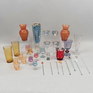 Lote de 30 piezas. SXX. Diferentes diseños. En cristal y vidrio. Consta de: florero, vaso pilsner, 2 jarrones, 12 copas, otros.