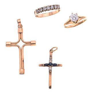 Dos anillos, dos cruces  con simulantes, zafiros en oro amarillo de 10k y 12k. Tallas: 4 1/2 y 6. Peso: 7.2 g.