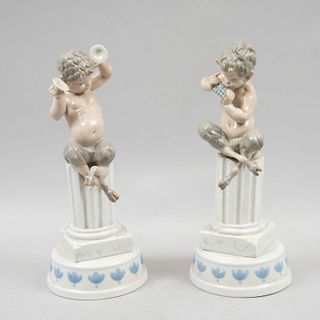 Faunos en columnas. España, siglo XX. Elaborados en porcelana Lladró, con cajas musicales de cuerda. Piezas: 2
