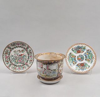 Jardinera con plato presentador y platos decorativos. China, años 80. Estilo Familia Rosa. Elaborados en porcelana policromada.Pz: 4