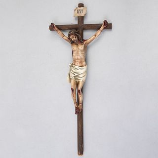Cristo en la cruz. Siglo XX. Cristo en yeso policromado en cruz latina.