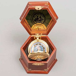 Reloj de bolsillo de El Cazador. Elaborado en caja de latón dorado, mecánismo de cuarzo e índices arábigos. Con cadena y broche.