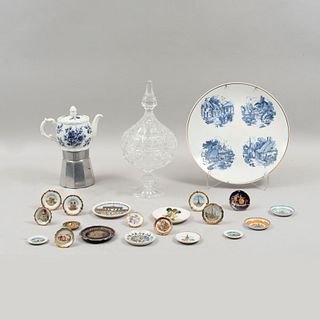 Lote mixto de 24 piezas. Diferentes orígenes y diseños. SXX. En porcelana, cerámica, metal y cristal. Consta de: cafetera, plato, otros