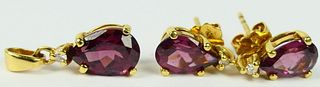 18KT GOLD AND GARNET EARRING & PENDANT SUITE