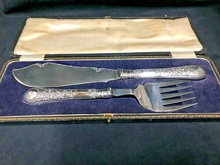 A PAIR OF SILVER PLATED ANTIQUE FISH SERVERS WITH PRESENTATION BOX-NO MONOGRAM