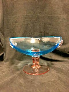  A MODERN PRETTY GLASS BLUE BOWL WITH PINK PEDESTAL BASE