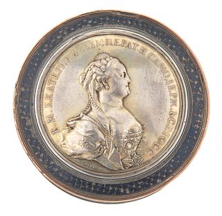 A RUSSIAN GILT SILVER AND NIELLO SNUFF BOX WITH PORTRAIT OF YEKATERINA II, AFTER 1763