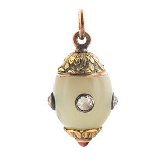 A FABERGE GOLD-MOUNTED BOWENITE AND DIAMOND EGG PENDANT, WORKMASTER HENRIK WINGSTROM, ST. PETERSBURG, 1899-1904