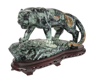 A LARGE JASPER CARVING OF A TIGER, LATE 19TH-EARLY 20TH CENTURY