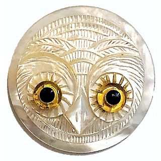 A BEAUTIFUL CARVED OWL HEAD BUTTON WITH GLASS EYES