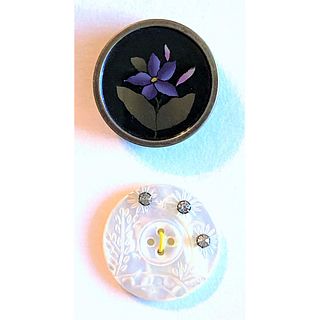 2 DIV. 1 BEAUTIFUL FLOWER BUTTONS IN ASSORTED MATERIALS.