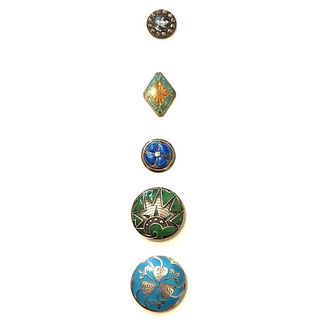 AN GROUPING OF ENAMEL BUTTONS IN ASSORTED TECHNIQUES