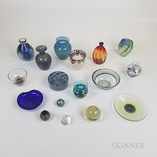 Small Group of Modern Art Glass Items