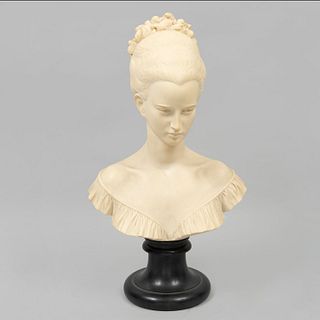 Busto de dama. Siglo XX. Elaborado en pasta. Con base color negro.