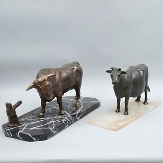 Esculturas de toro y vaca. México, años 50. Fundiciones en antimonio patinado, uno con base de mármol y otro con base de ónix..
